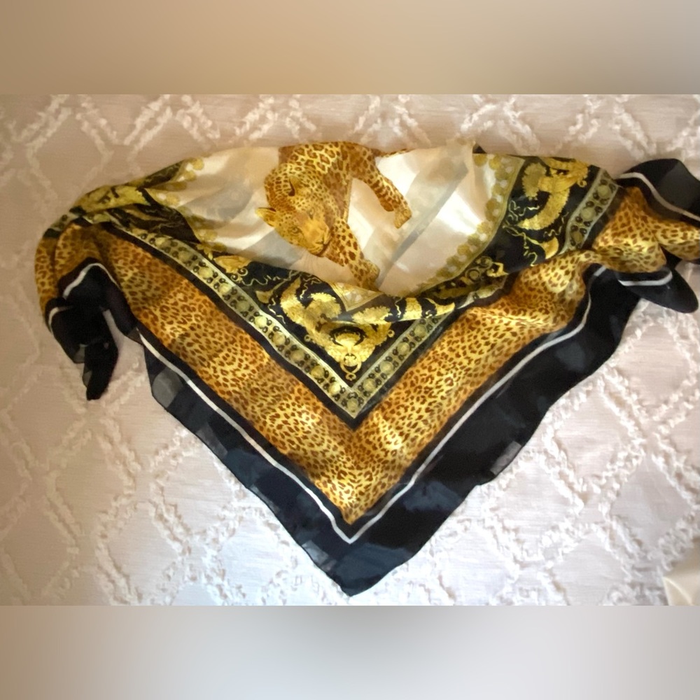 COPY - π BEAUTIFUL LEOPARD SCARF - Picture 3 of 16